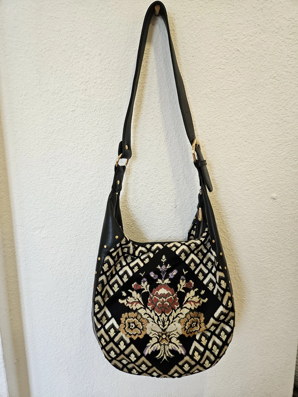 Maxx NY Vintage Floral Crest Tapestry Carpet Bag Hobo Purse Black Leather